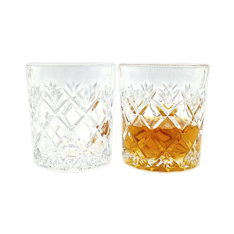 Snyggt mönstrade whiskeyglas. Höjd 8 cm, diameter 7 cm. Priset avser två glas.
