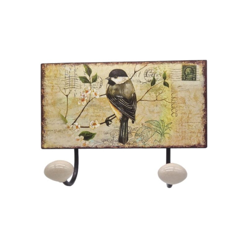 Hängare med en plåtskylt och två krokar i metall med keramikknopp. Mått: 23x27 cm (lxh inkl krok).