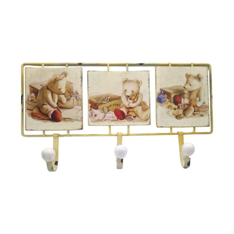 Hängare med tre plåtskyltar och krokar i metall med keramikknopp. Mått: 42x33 cm (lxh inkl krok).