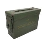 Gammal låda i militärmodell, gjord i metall, som använts till ammunition. Lådan har gångjärnslock och handtag. Mått: 28x15x19 (lxbxh). Alla lådor är unika, därför kan olikheter både i utförande, färg och skick förekomma.