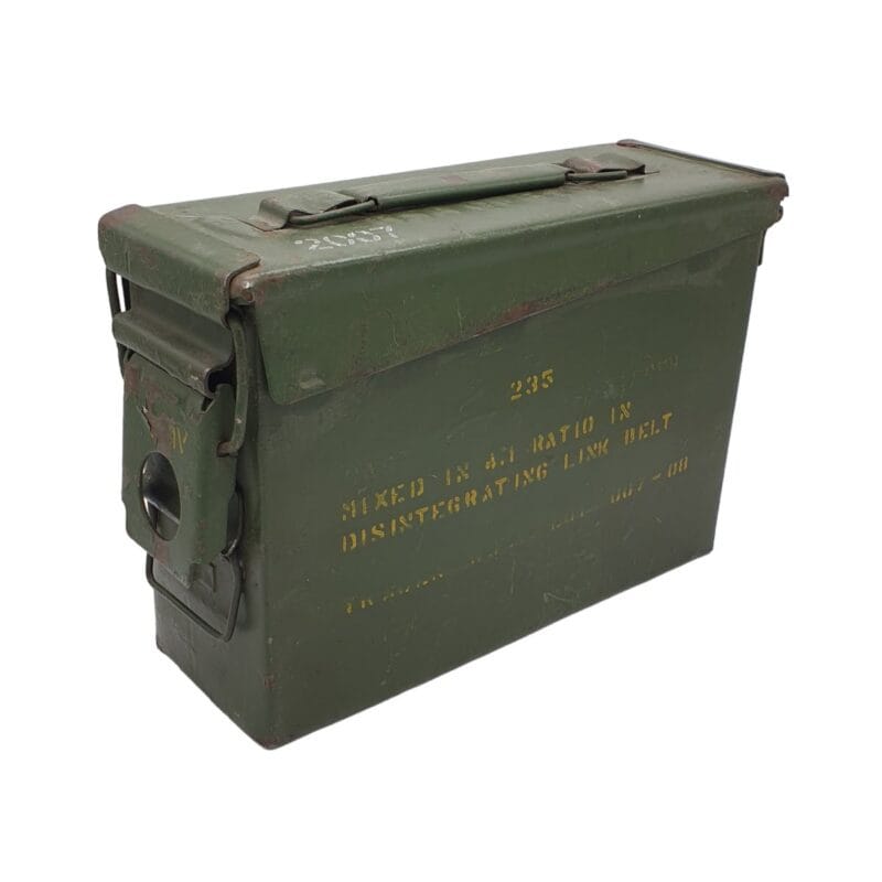 Gammal låda i militärmodell, gjord i metall, som använts till ammunition. Lådan har gångjärnslock och handtag. Mått: 28x15x19 (lxbxh). Alla lådor är unika, därför kan olikheter både i utförande, färg och skick förekomma.
