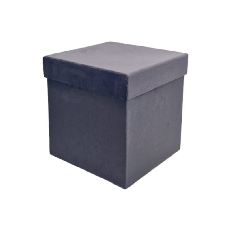 N21442_09 Förvaringslåda i kraftig papp klädd med sammet. Lådan har avtagbart lock. Så snygg att den kan stå framme som en inredningsdetalj! Mått: 20x20x21 cm (lxbxh).