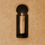 En vacker spegellampett i traditionell stil med plats för ett kronljus. Spegeln reflekterar ljusets sken och ger ett mjukt och levande ljusspel.