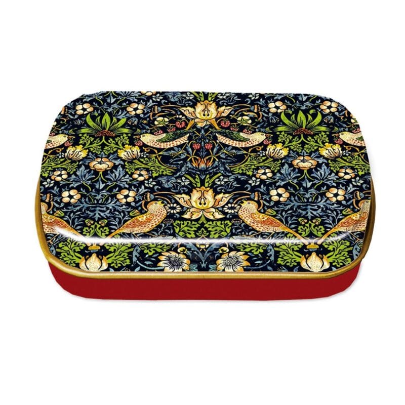 Liten ask i plåt med fint mönster av William Morris. Asken har uppfällbart lock och måtten 6,3x1,8x5,2 cm.
