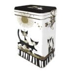 Kaffeburk i plåt med fint Rosina Wachtmeistermönster i relief. Burken har tättslutande lock med gångjärn och rymmer ca 450 gram kaffe. Mått 11x18x7,4 cm (bxhxd). Handdiska och torka noggrant.