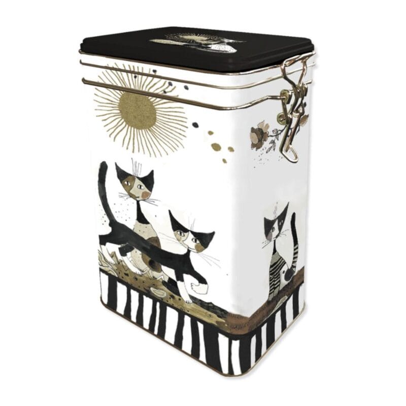 Kaffeburk i plåt med fint Rosina Wachtmeistermönster i relief. Burken har tättslutande lock med gångjärn och rymmer ca 450 gram kaffe. Mått 11x18x7,4 cm (bxhxd). Handdiska och torka noggrant.