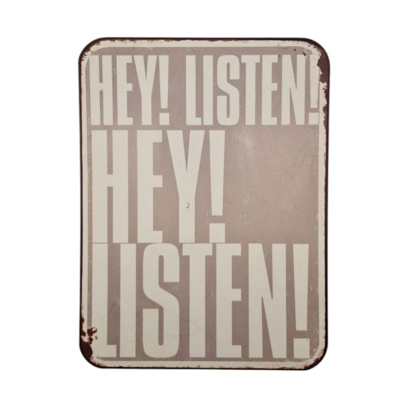 Humorisk plåtskylt med texten "HEY LISTEN!" perfekt för tonårsrummet. Mått 34x25 cm.