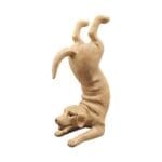 Dekorativ yoga hund i polyresin. Mått 22x12x7 cm. (HxBxD).