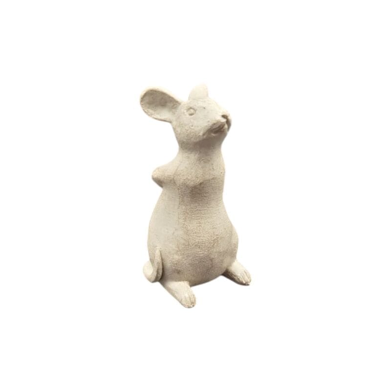 Dekorativ mus i polyresin. Mått 9x5x4 cm (hxbxd).