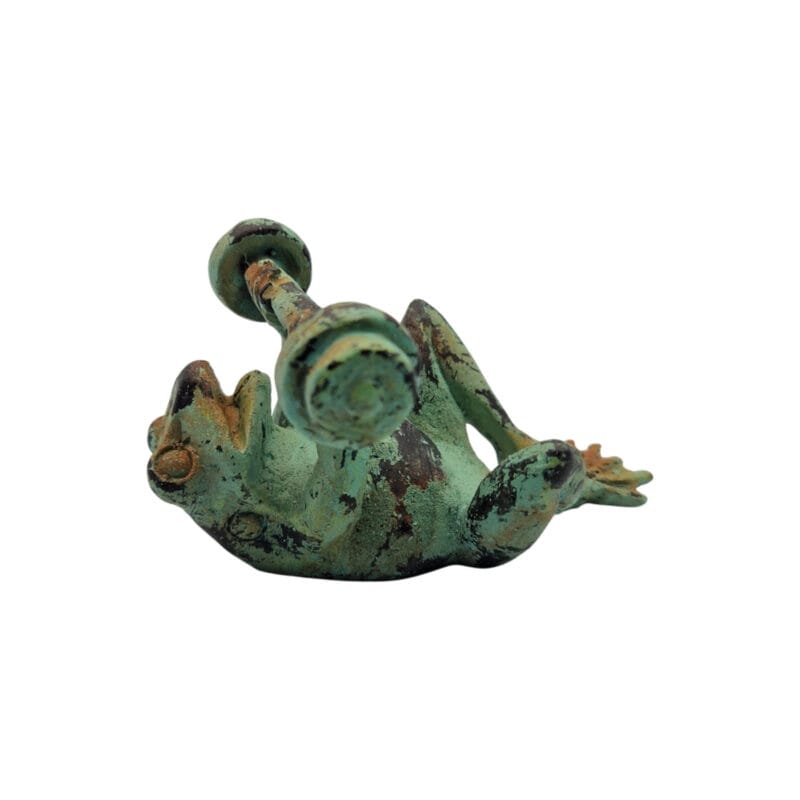 Träningsmotiveringsgroda i polyresin. Mått: 13x9x8 cm (lxbxh).
