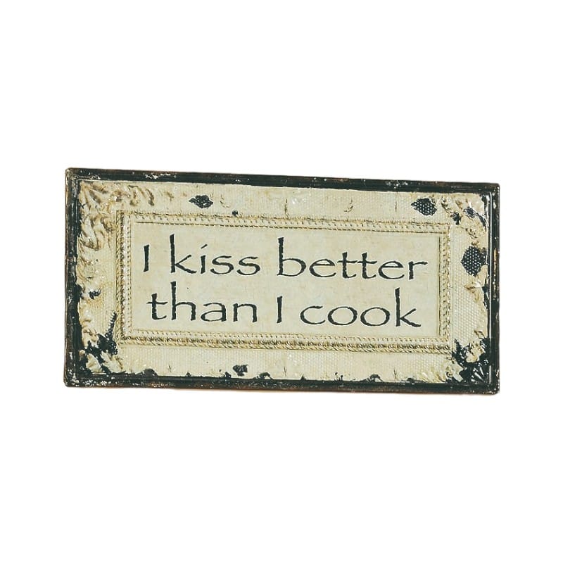 En humoristisk och charmig plåtskylt i vintagestil för köket eller matplatsen. Perfekt för dig som hellre bjuder på kärlek än kulinariska mästerverk. En rolig inredningsdetalj eller present med glimten i ögat! Mått: 47,5x23 cm.