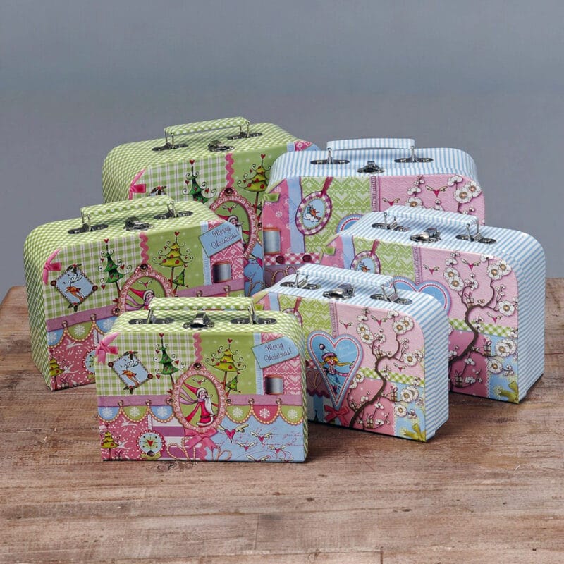 Söt liten väska i kraftig papp och metalldetaljer med fint julmönster. Passar perfekt som till exempel julklappsförpackning! Finns i tre olika storlekar.