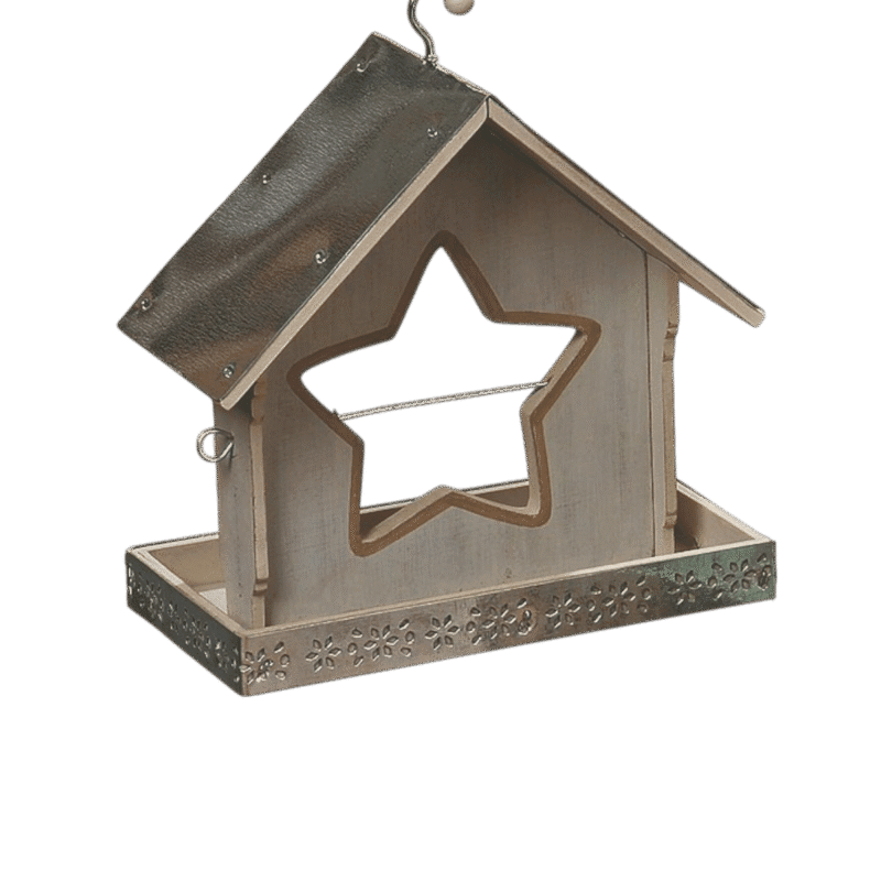 Fåglarna (och kanske andra djur också) blir glada av denna fina matare och det blir dessutom ett trevligt blickfång i din trädgård. Den är gjord i trä och metall och har en lös pinne i mitten att fästa godsaker på. Mått: 19x10,5x21 cm (lxbxh).