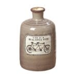 En charmig keramikvas med vintagelook och ett hjärtligt budskap. Passar perfekt med en enkel blomma, torkad kvist eller bara som en dekorativ detalj på hyllan. En fin present till någon som älskar hemtrevlig inredning med känsla. Mått: höjd 23 cm, diameter 14 cm.