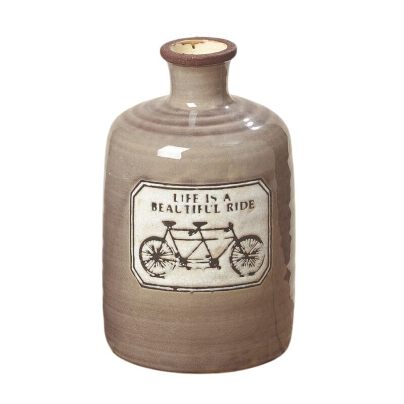 En charmig keramikvas med vintagelook och ett hjärtligt budskap. Passar perfekt med en enkel blomma, torkad kvist eller bara som en dekorativ detalj på hyllan. En fin present till någon som älskar hemtrevlig inredning med känsla. Mått: höjd 23 cm, diameter 14 cm.