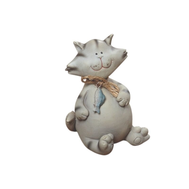 En nöjd och mätt katt i polyresin. Höjd 10 cm.