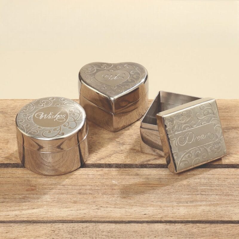 Söt ask med avtagbart lock i silverfärgad metall. Finns i tre olika former, rund 6x4 cm (DiaxH), hjärta 6x4 cm (DiaxH) och kvadrat 5x5x4 cm (LxBxH). Priset avser en ask, välj form: