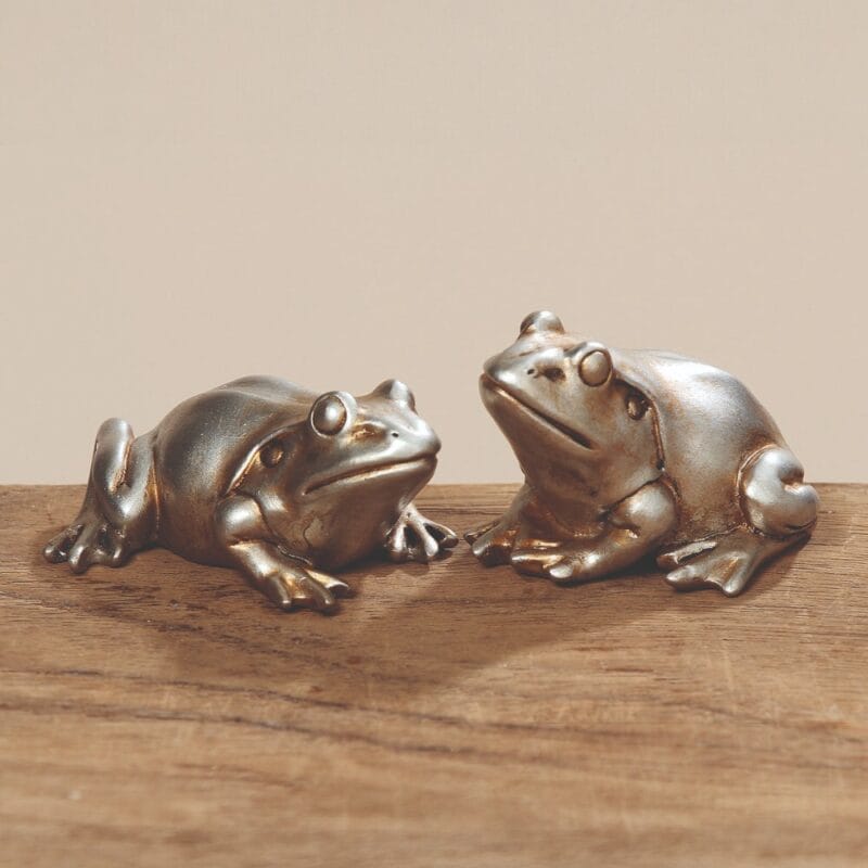 Stiliga silvergrodor i polyresin. Två olika utföranden, en som ligger ner (höjd 3,5 cm, längd 7 cm) och en som sitter upp (höjd 4 cm, längd 7,5 cm). Priset avser en groda. Välj vilken i bild du vill ha: