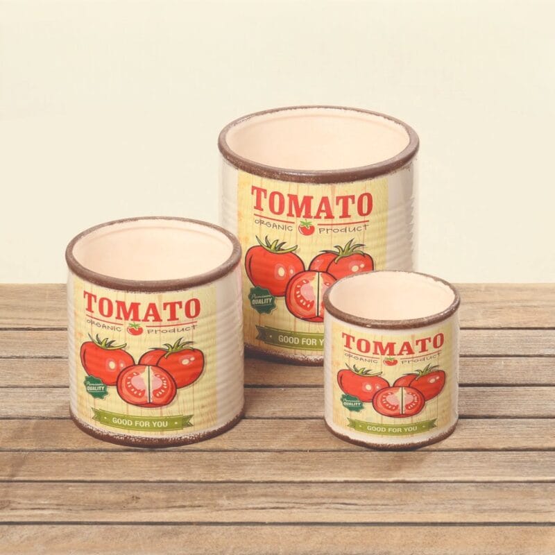 5551600 Charmig keramikkruka med dekor inspirerad av klassiska tomatburkar. Perfekt för både kök och fönsterbräda. Finns i tre olika storlekar.