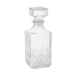 Den här vackra glaskaraffen med reliefmönster pryder sin plats var som helst. Den passar utmärkt till att ha whiskey i. Glaslocket har en plastkork för att sluta tätt. Karaffen är 23 cm hög och 9,5x9,5 cm bred.