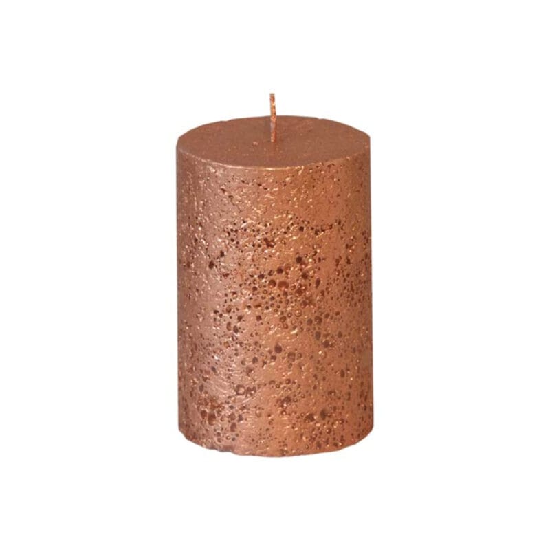 Blockljus med lack i metallic utförande och vacker betongliknande yta. Diameter 6,8 cm, höjd 10 cm. Brinntid ca 37 timmar. RAL-certifierat för kvalitet, säkerhet och miljö.
