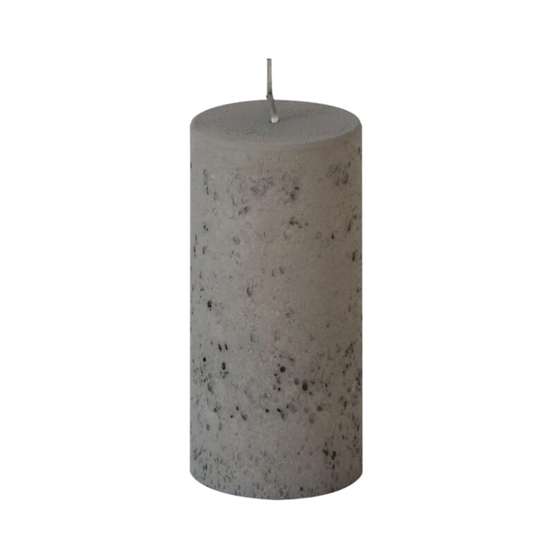 Genomfärgat kvalitetsljus med vacker betongliknande matt yta. Diameter 5,8 cm, höjd 12 cm. Brinntid ca 31 timmar. RAL-certifierat för kvalitet, säkerhet och miljö.