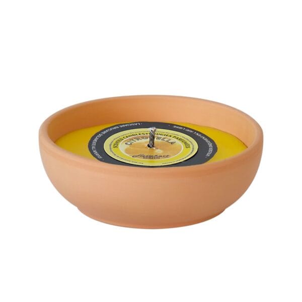 Myggljus i terrakottakruka med doftämnet citronella. Diameter 12,9 cm, höjd 4,4 cm. Brinntid ca 13 timmar. RAL-certifierat för kvalitet, säkerhet och miljö.