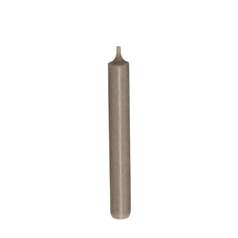 Genomfärgat kronljus i hög kvalitet. Diameter 2,2 cm, höjd 18 cm. Brinntid ca 6 timmar. RAL-certifierat för kvalitet, säkerhet och miljö.