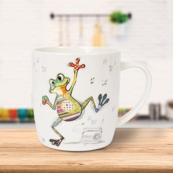 Charmig Bug Art-mugg med motiv av grodan Freddy. Muggen rymmer 350 ml, är tillverkad i porslin och kommer i fin presentförpackning.