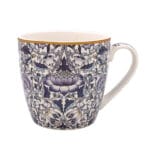 Stor porslinsmugg med mönstret Lodden av William Morris. Muggen rymmer ca 4 dl och tål mikro och maskindisk. Levereras i presentförpackning.