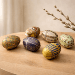 Påskägg i plåt inspirerat av Fabergé med detaljrikt mönster och vacker färgsättning. Mönstrad insida. 11 x 7 x 7 cm.