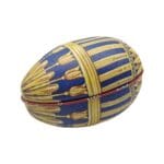 Påskägg i plåt inspirerat av Fabergé med detaljrikt mönster och vacker färgsättning. Mönstrad insida. 11 x 7 x 7 cm.