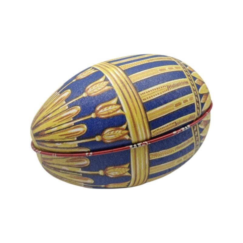 Påskägg i plåt inspirerat av Fabergé med detaljrikt mönster och vacker färgsättning. Mönstrad insida. 11 x 7 x 7 cm.