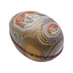 Påskägg i plåt inspirerat av Fabergé med detaljrikt mönster och vacker färgsättning. Mönstrad insida. 11 x 7 x 7 cm.