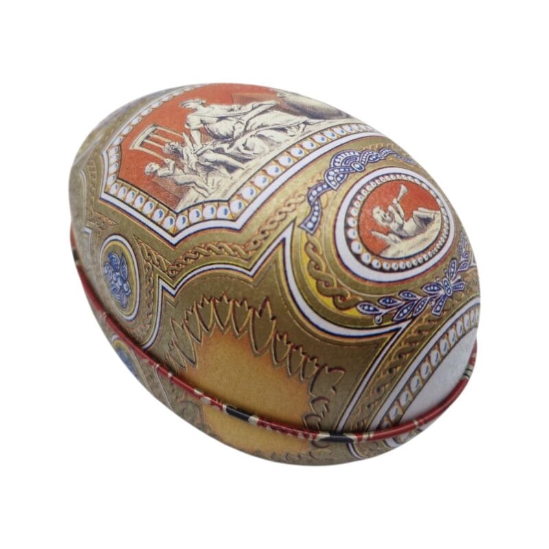 Påskägg i plåt inspirerat av Fabergé med detaljrikt mönster och vacker färgsättning. Mönstrad insida. 11 x 7 x 7 cm.