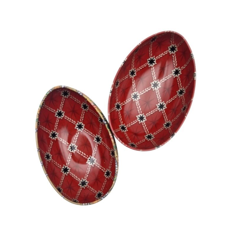 Påskägg i plåt inspirerat av Fabergé med detaljrikt mönster och vacker färgsättning. Mönstrad insida. 11 x 7 x 7 cm.