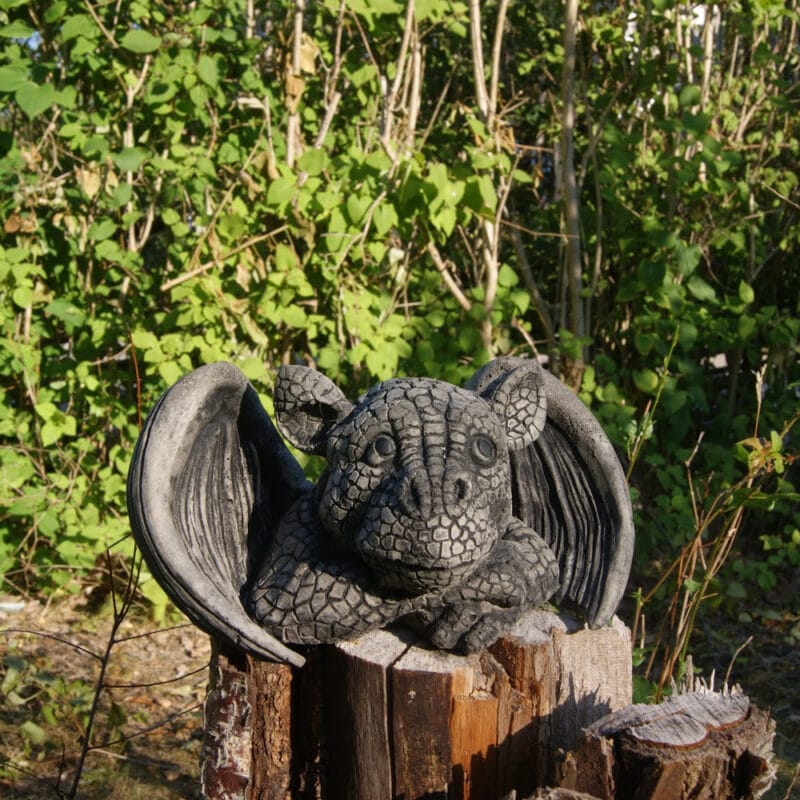 Handgjuten söt liten drake i betong med fint formade detaljer som fångar blicken och fantasin. Bredd 18 cm.