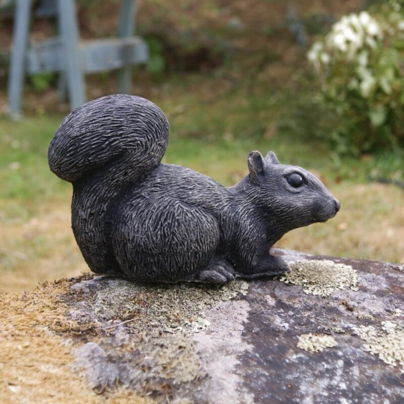 ba-ekorre20-2 Handgjuten ekorre i betong formad med detaljrikedom som fångar djurets charm. Längd 20 cm.