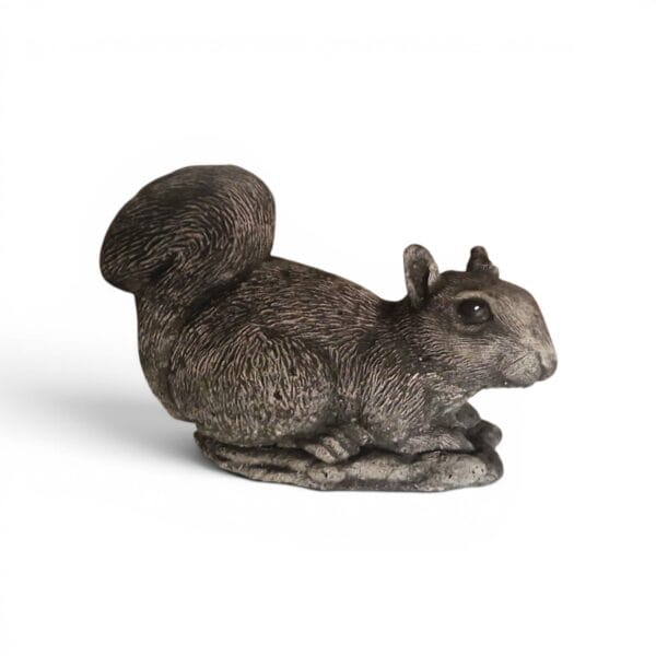 Handgjuten ekorre i betong