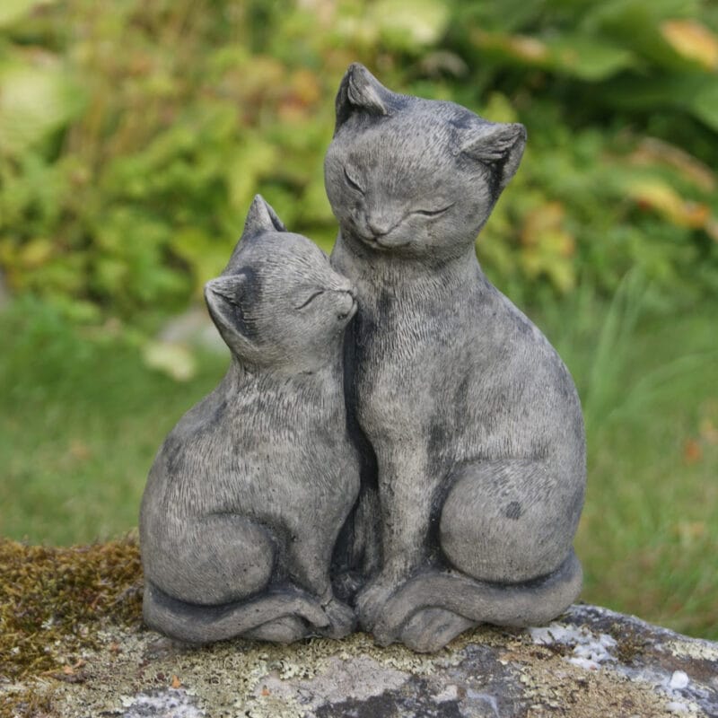 ba-kattfamilj21-2 Handgjuten liten kattfamilj i betong där katternas kärleksfulla uttryck fångas på ett naturtroget sätt. Höjd 21 cm.