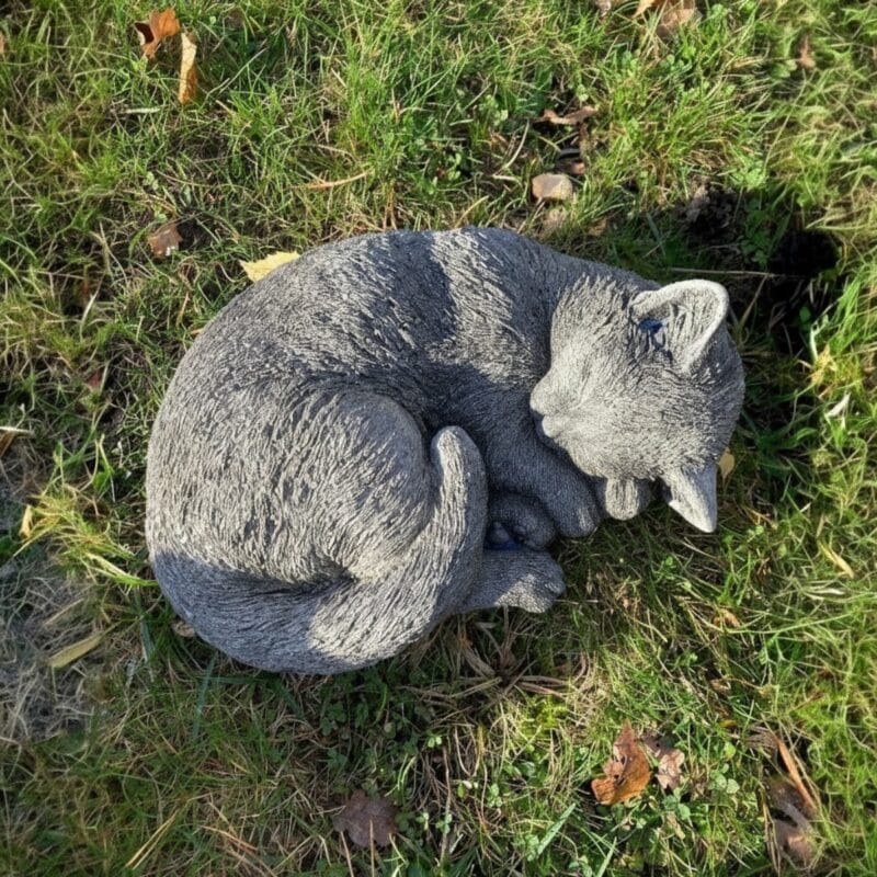 ba-kattsovande25-2 Handgjuten katt i betong med naturtroget formade detaljer som ger den sovande katten ett levande uttryck. En tidlös dekoration för trädgård och hem.