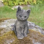 Handgjuten kattunge i betong där kattens nyfikna personlighet fångas på ett naturtroget sätt. Höjd 19 cm. En tidlös dekoration för trädgård och hem.