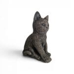 Handgjuten kattunge i betong där kattens nyfikna personlighet fångas på ett naturtroget sätt. Höjd 19 cm. En tidlös dekoration för trädgård och hem.
