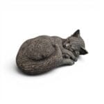 Handgjuten katt i betong med naturtroget formade detaljer som ger den sovande katten ett levande uttryck. En tidlös dekoration för trädgård och hem.