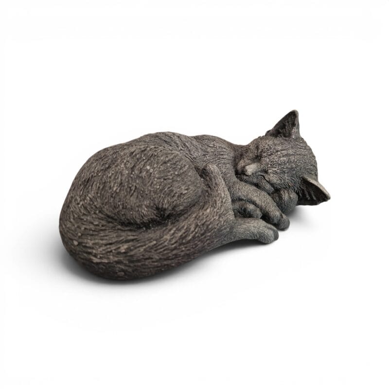 Handgjuten katt i betong med naturtroget formade detaljer som ger den sovande katten ett levande uttryck. En tidlös dekoration för trädgård och hem.