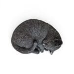 Handgjuten katt i betong med naturtroget formade detaljer som ger den sovande katten ett levande uttryck. En tidlös dekoration för trädgård och hem.
