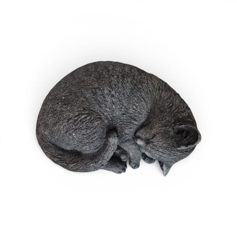 Handgjuten katt i betong med naturtroget formade detaljer som ger den sovande katten ett levande uttryck. En tidlös dekoration för trädgård och hem.