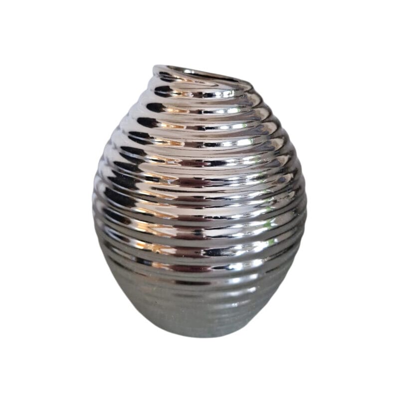 En dekorativ vas i keramik i en snygg silvermetallic nyans. Vasen har ett mönster och en form som ger den ett levande och unikt uttryck.