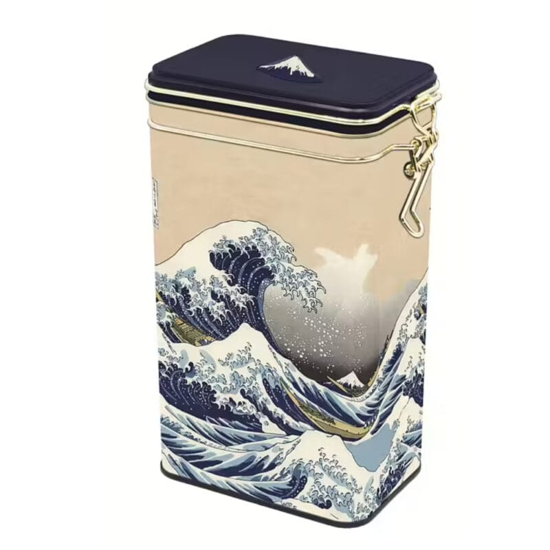 Kaffeburk i plåt med det ikoniska motivet av Hokusai.. Burken har tättslutande lock med gångjärn och rymmer ca 450 gram kaffe. Mått 11x18x7,4 cm (bxhxd).