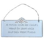 Dekorativ skylt i metall med ett fint. Hängs enkelt upp med medföljande tråd och blir en personlig detalj som säger mer än tusen ord. Bredd 20 cm.